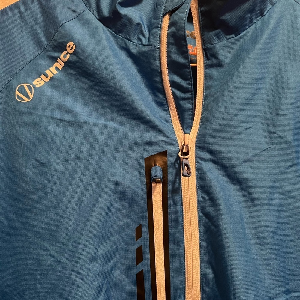 Sunice Mens Sport X20 windbreaker jacket in blue and white. Size XL.